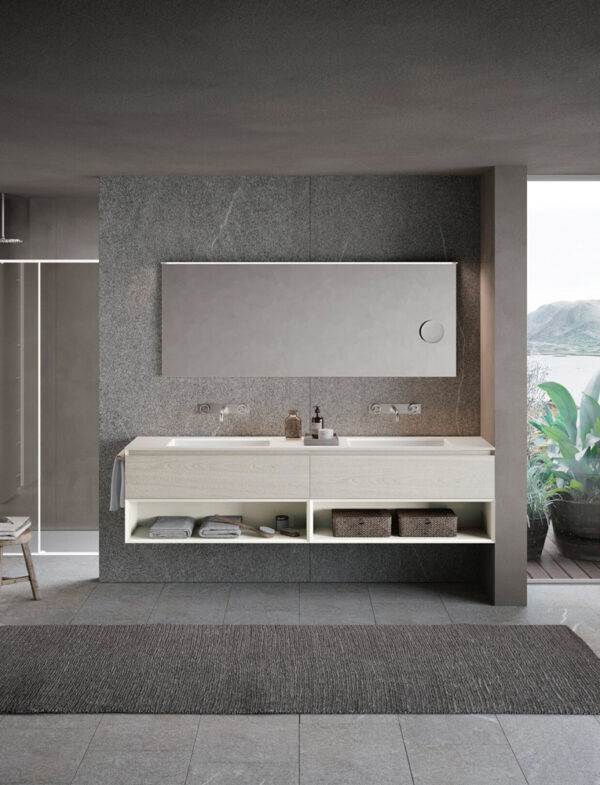 Ampia composizione arredo bagno Azzurra dai colori chiari con doppio lavabo e specchiera rettangolare