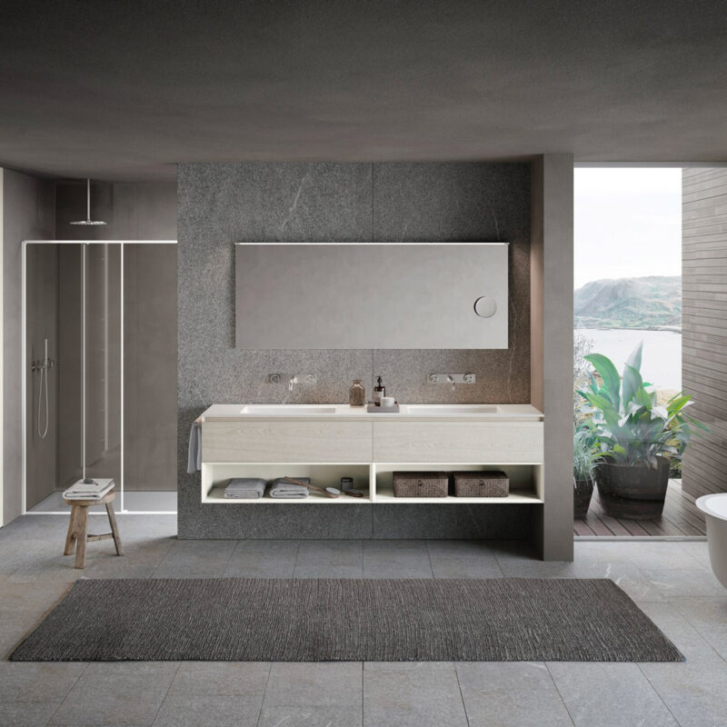 Ampia composizione arredo bagno Azzurra dai colori chiari con doppio lavabo e specchiera rettangolare