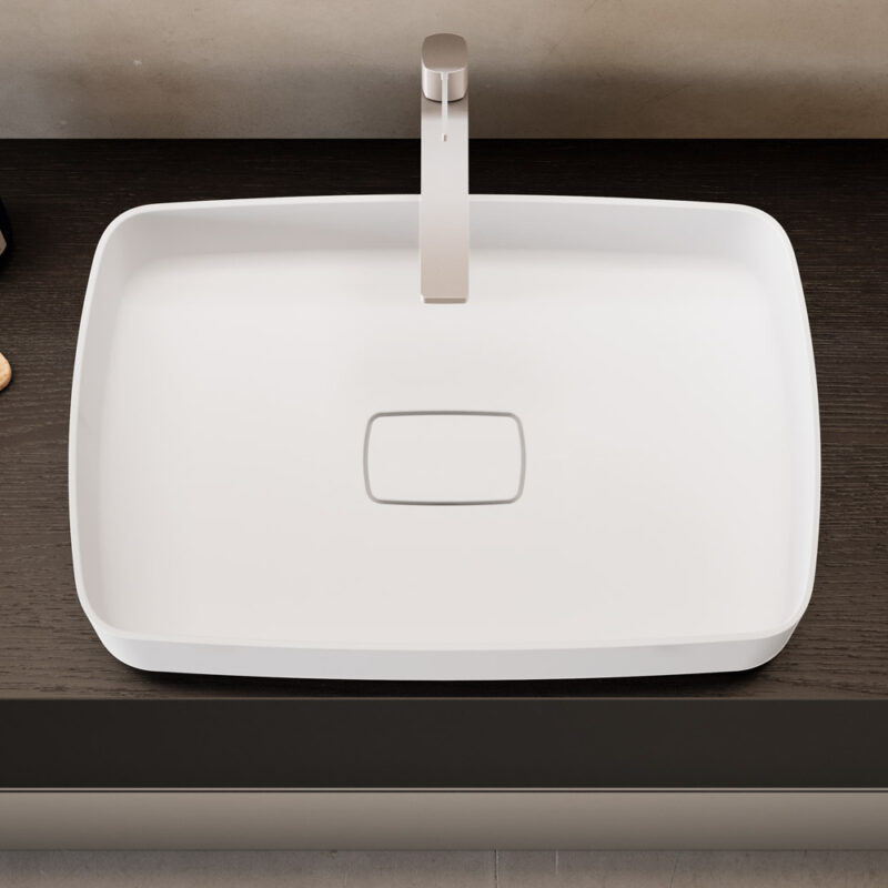 lavabo bagno Azzurra rettangolare di colore bianco visto dall'alto e posizionato su un top effetto legno scuro