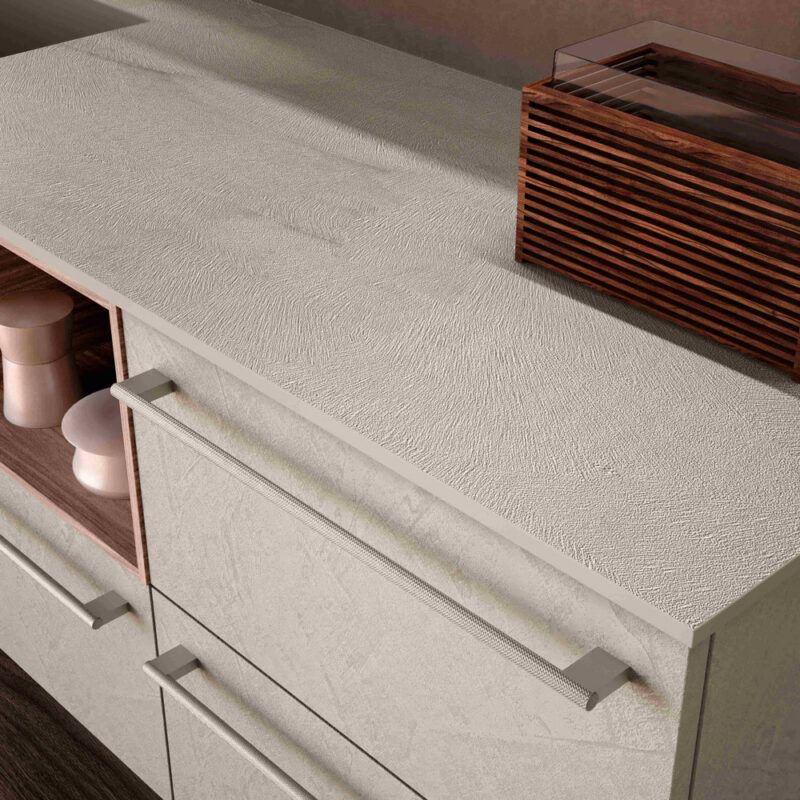 Dettaglio con inquadratura dall'alto di un mobile bagno Azzurra con top materico, maniglie esterne in metallo Grip, vani a giorno in legno e scatola decorativa in legno appoggiata sopra il top.