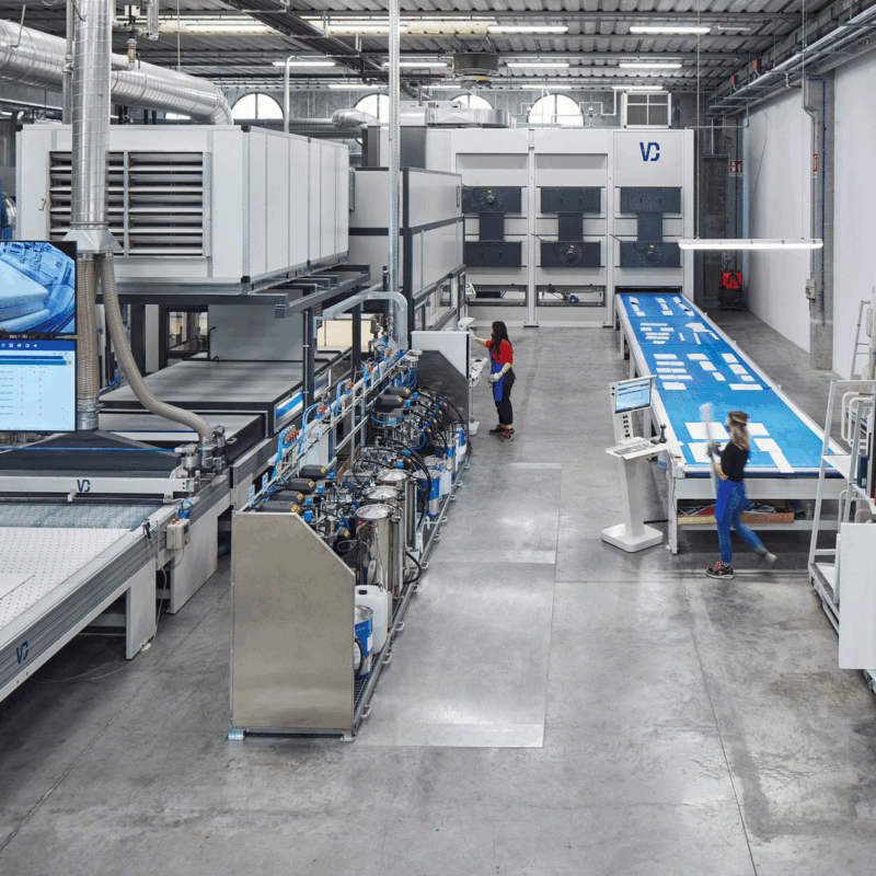 Reparto produttivo Azzurra Group con impianti industriali automatizzati per la lavorazione e la finitura di componenti per l’arredo bagno, in un ambiente moderno e tecnologicamente avanzato.