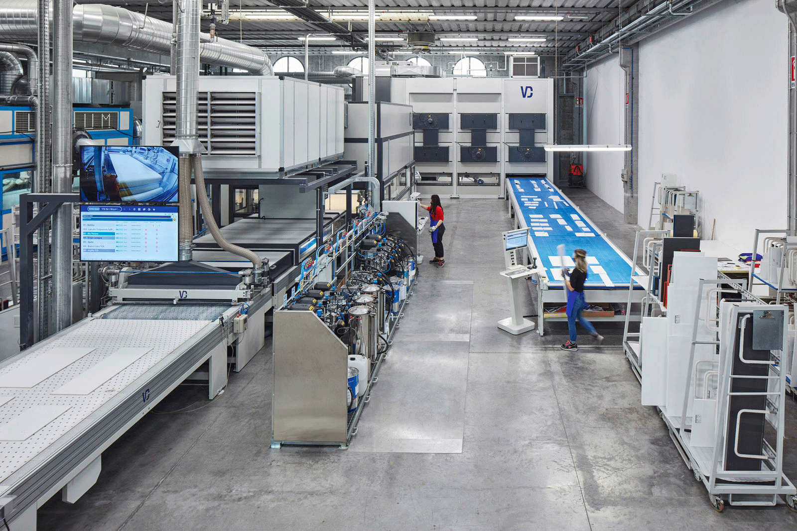 Reparto produttivo Azzurra Group con impianti industriali automatizzati per la lavorazione e la finitura di componenti per l’arredo bagno, in un ambiente moderno e tecnologicamente avanzato.