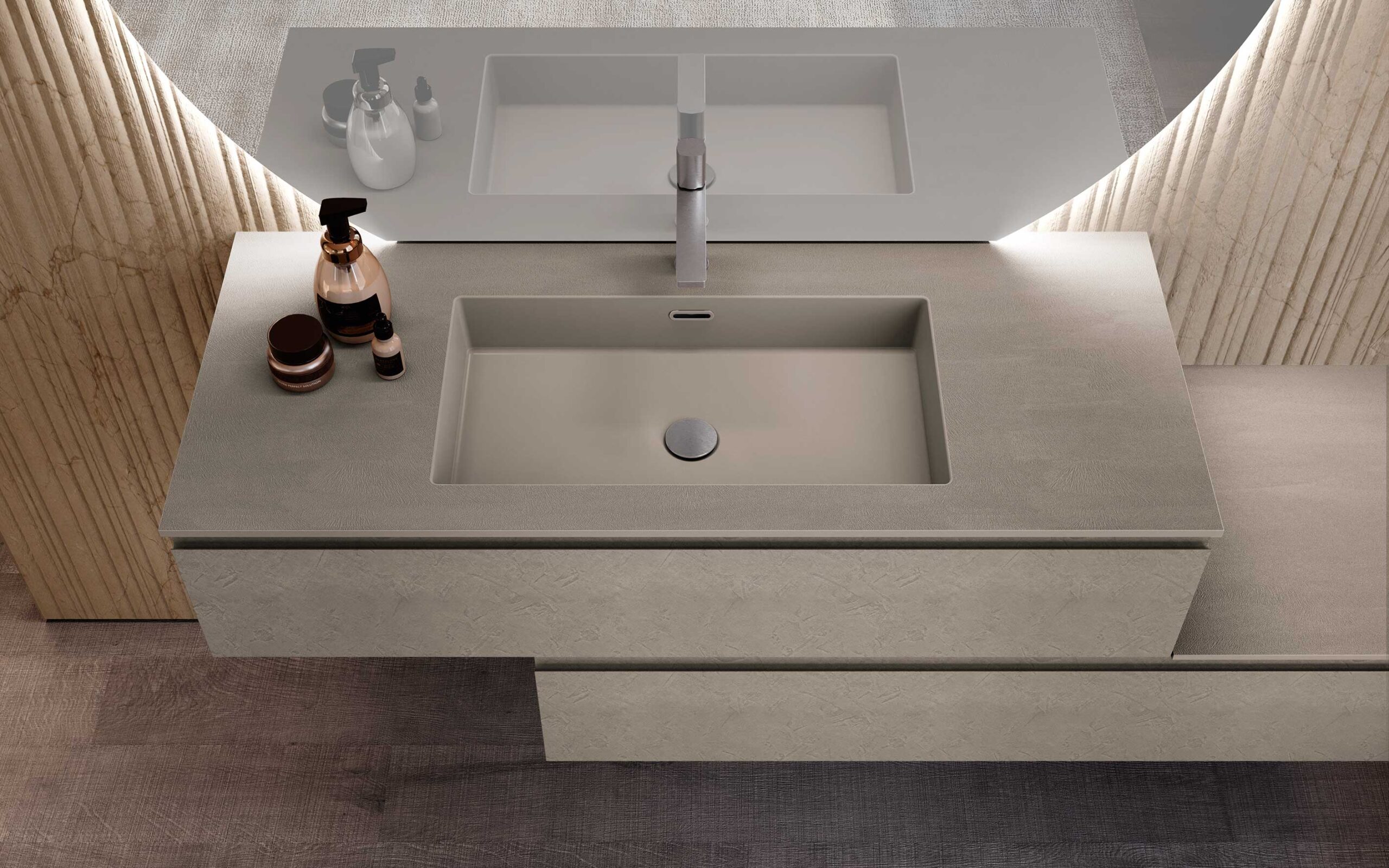 Dettaglio lavabo colore neutro caldo con rubinetto e specchio retroilluminato