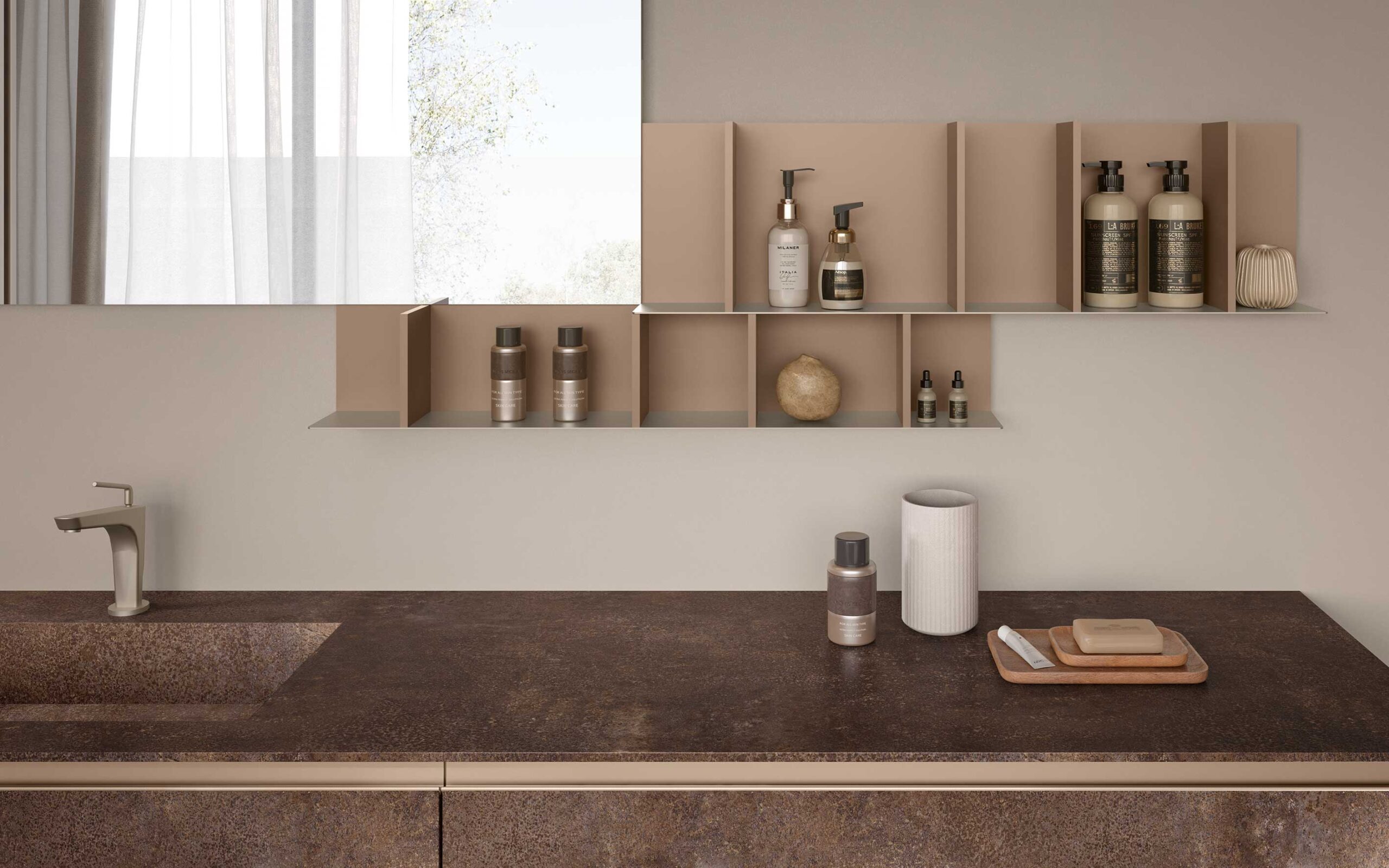 Piano bagno in tonalità terrose con pensili e accessori da bagno