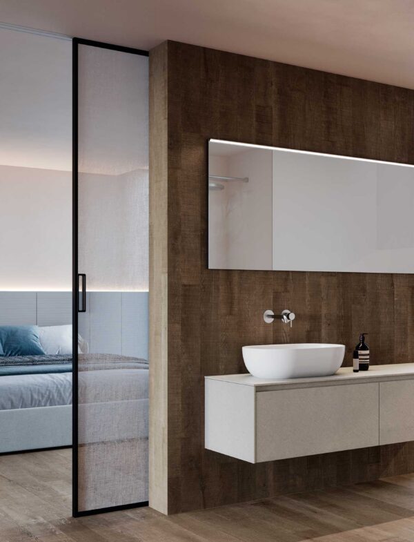 Bagno en suite contemporaneo con mobile sospeso bianco, lavabo da appoggio e grande specchio integrato nella parete effetto legno