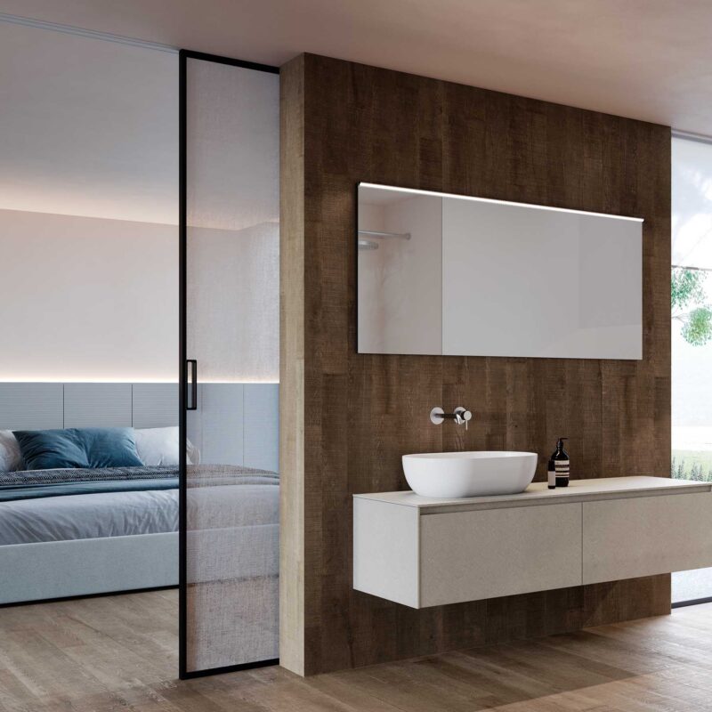 Bagno en suite contemporaneo con mobile sospeso bianco, lavabo da appoggio e grande specchio integrato nella parete effetto legno