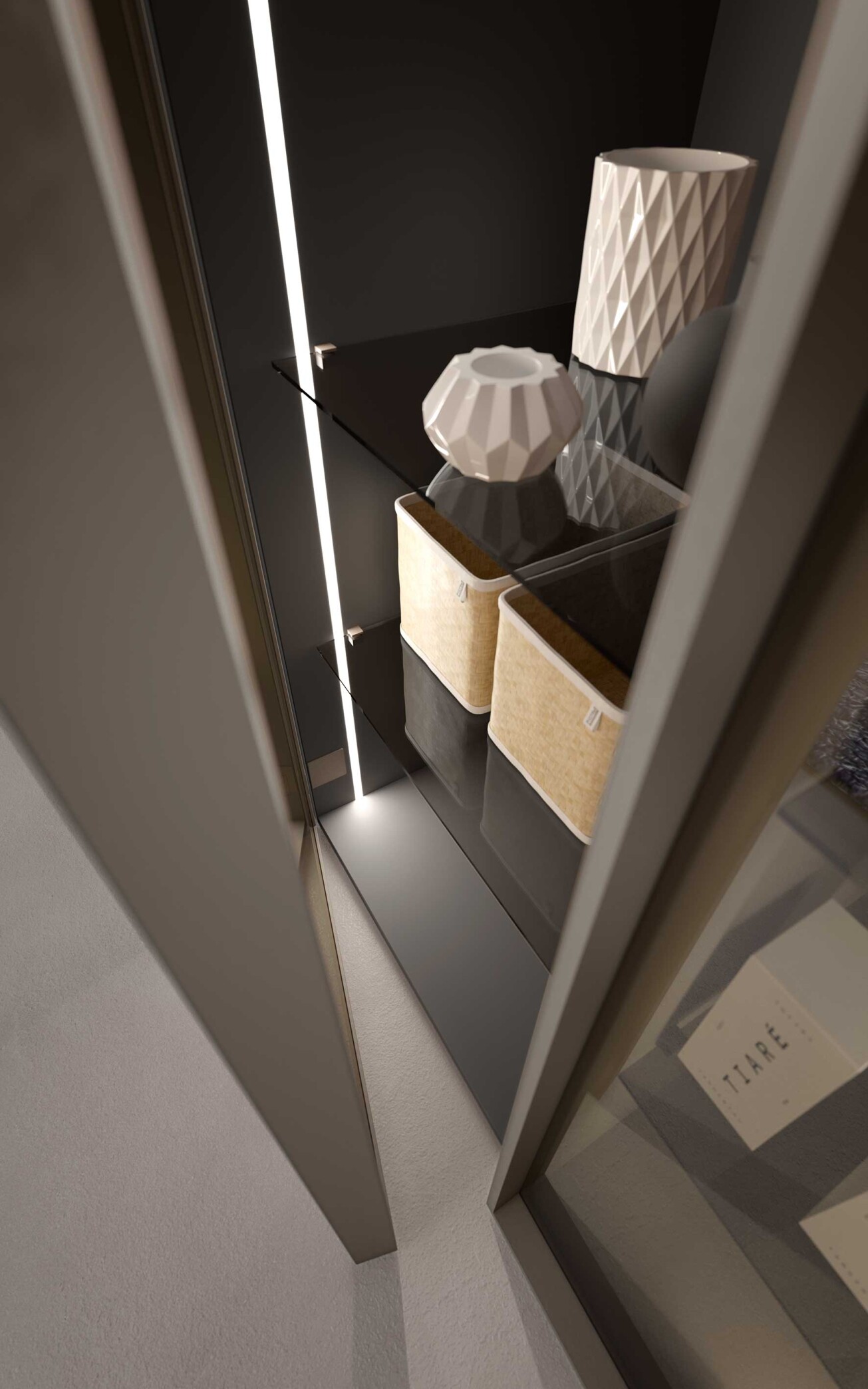 Interno di colonna bagno con anta in vetro fumé, ripiani in vetro e illuminazione LED integrata per organizzare accessori e prodotti da bagno.