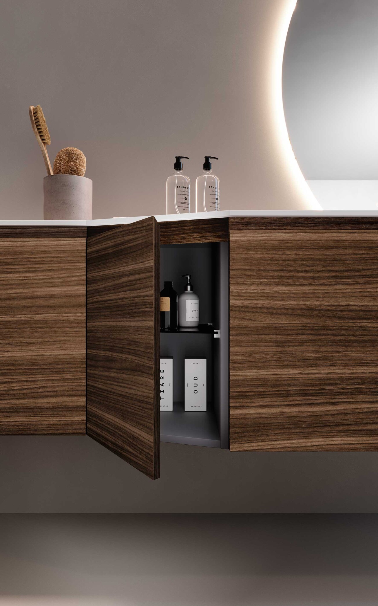 Dettaglio del mobile bagno sospeso Azzurra Lime 2 con anta aperta e vano contenitore interno, finitura Dekorativo 3D effetto legno, lavabo integrato e specchio retroilluminato.