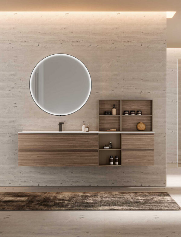 Arredo bagno moderno Azzurra Lime 1.0 con mobile sospeso in melaminico Dekorativo 3D effetto legno, lavabo integrato, vani a giorno, specchio rotondo retroilluminato e doccia walk-in in un ambiente dal design minimalista.