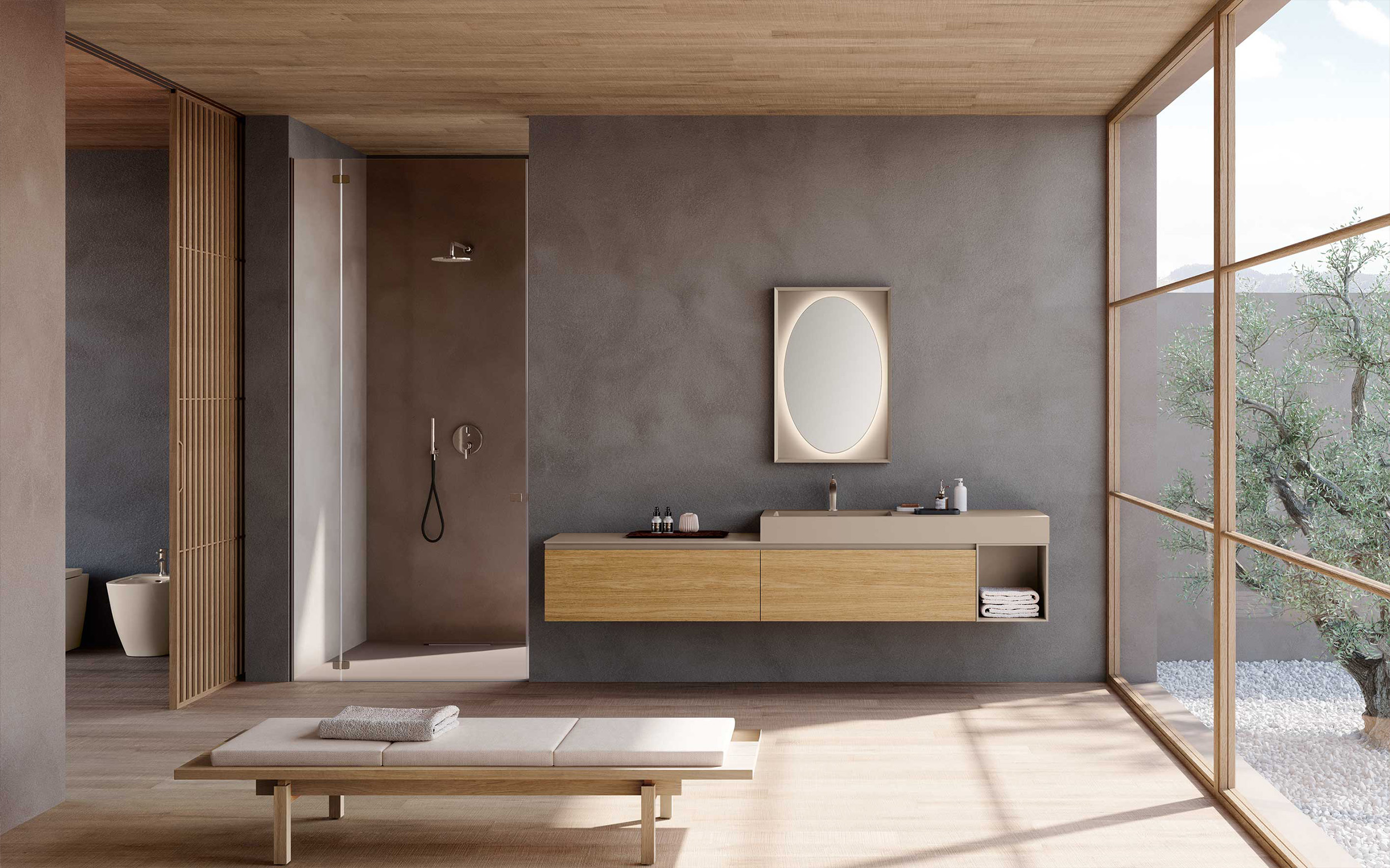Ampio bagno moderno con mobile sospeso Azzurra Lime 2.0 in finitura legno e top integrato color sabbia, specchio retroilluminato, doccia walk-in e grandi vetrate affacciate sul giardino.