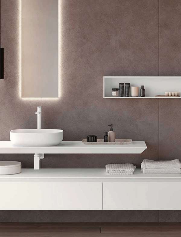 Mobile bagno sospeso bianco con lavabo da appoggio, specchio retroilluminato e mensola contenitore, ideale per arredare un bagno cieco con stile minimal.