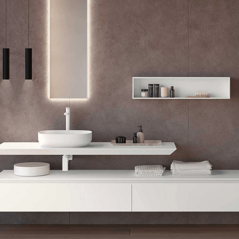 Mobile bagno sospeso bianco con lavabo da appoggio, specchio retroilluminato e mensola contenitore, ideale per arredare un bagno cieco con stile minimal.