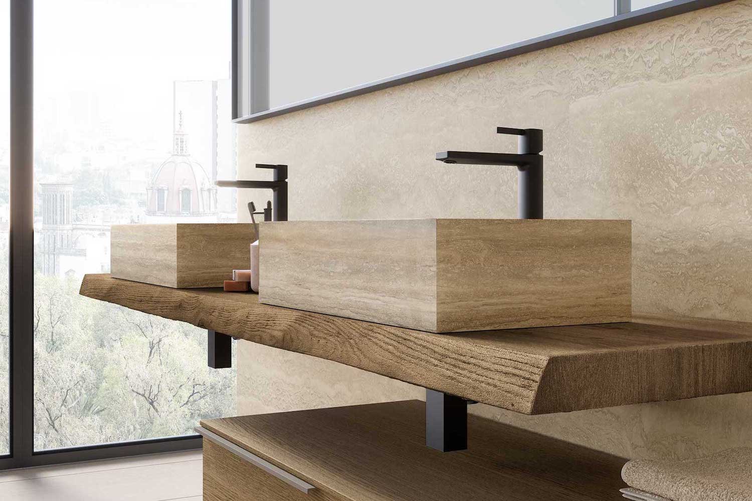 Doppio lavabo d’appoggio rettangolare su piano sospeso in legno, con rubinetteria nera in un bagno moderno.